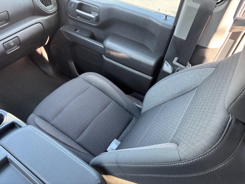 Chevrolet Silverado 2500HD Vehicle Image 15