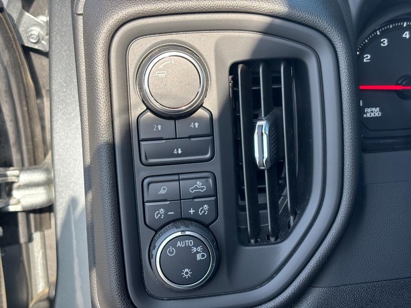 Chevrolet Silverado 2500HD Vehicle Image 16