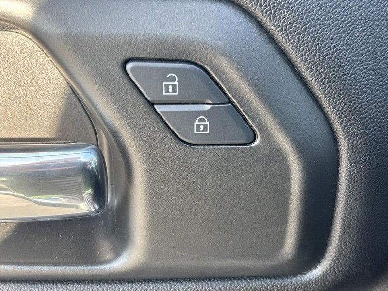 Chevrolet Silverado 2500HD Vehicle Image 23