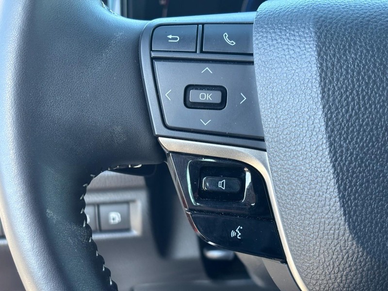 Toyota Camry Vehicle Image 17