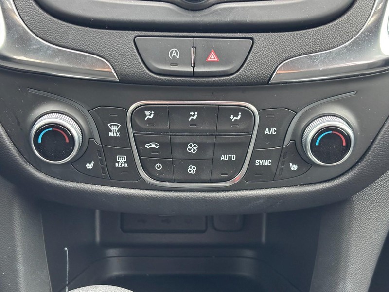 Chevrolet Equinox Vehicle Image 14