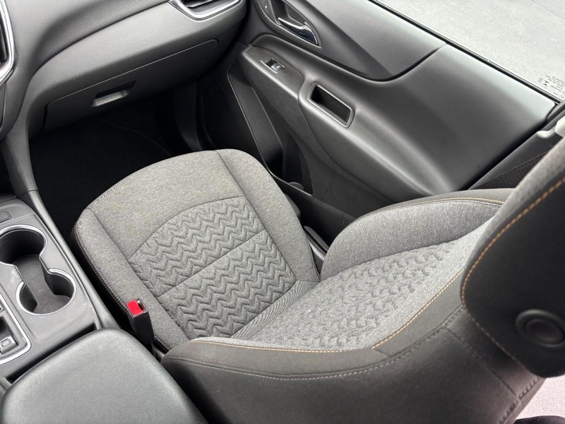 Chevrolet Equinox Vehicle Image 15