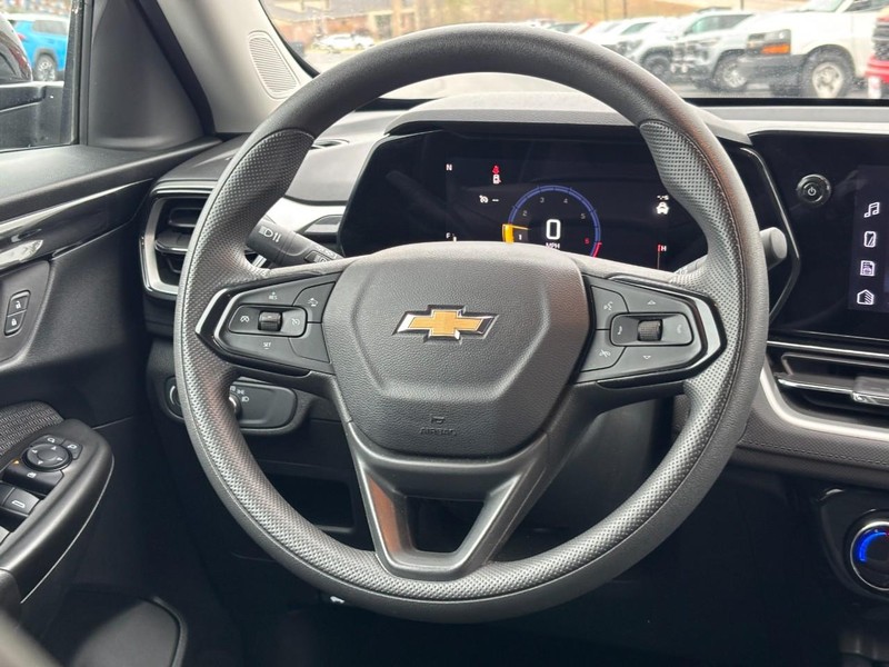 Chevrolet TrailBlazer Vehicle Image 12