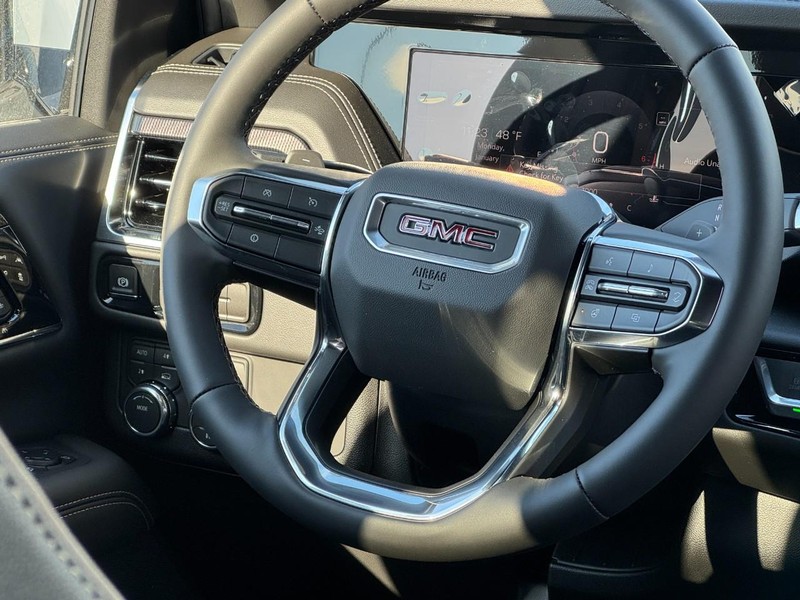 GMC Yukon XL Vehicle Image 09