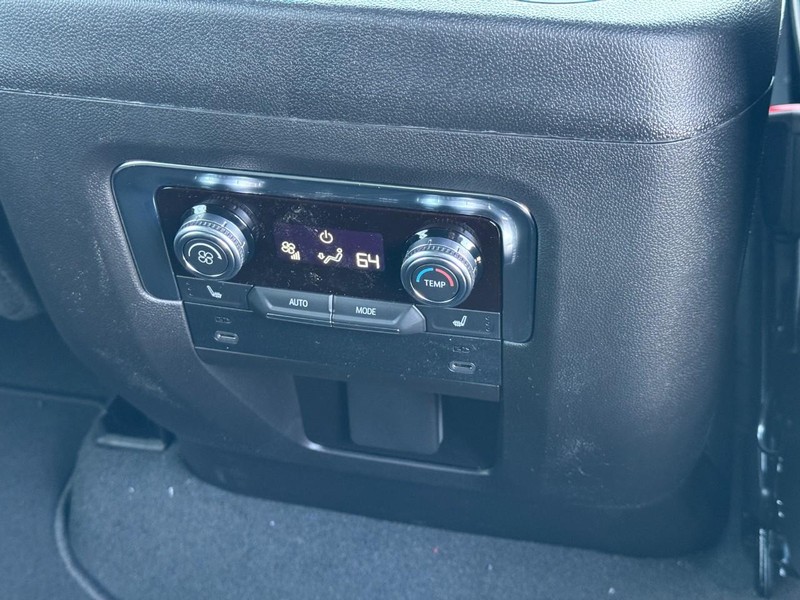 GMC Yukon XL Vehicle Image 12