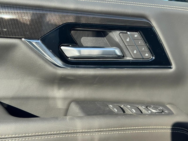 GMC Yukon XL Vehicle Image 13