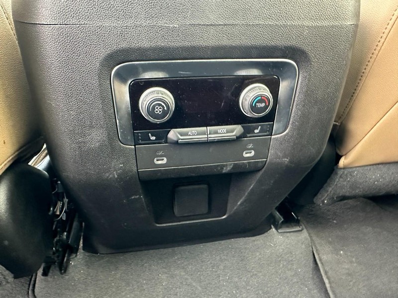 Chevrolet Tahoe Vehicle Full-screen Gallery Image 12