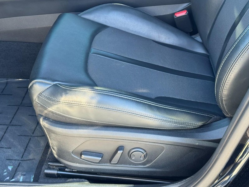 Kia K5 Vehicle Image 24