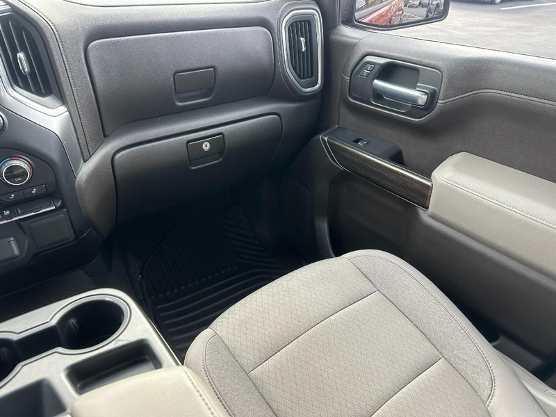 Chevrolet Silverado 1500 Vehicle Full-screen Gallery Image 15