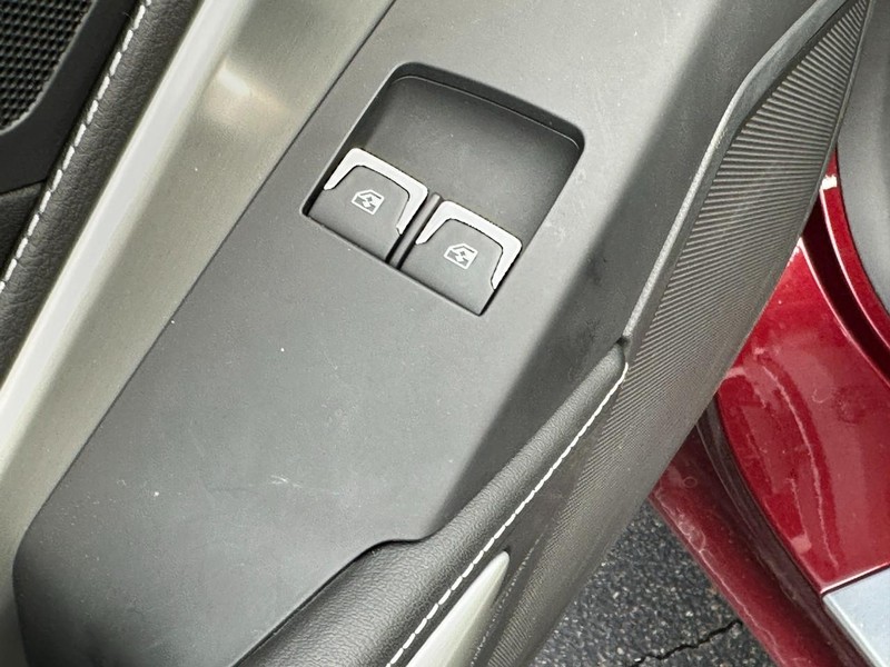 Chevrolet Corvette Vehicle Full-screen Gallery Image 11