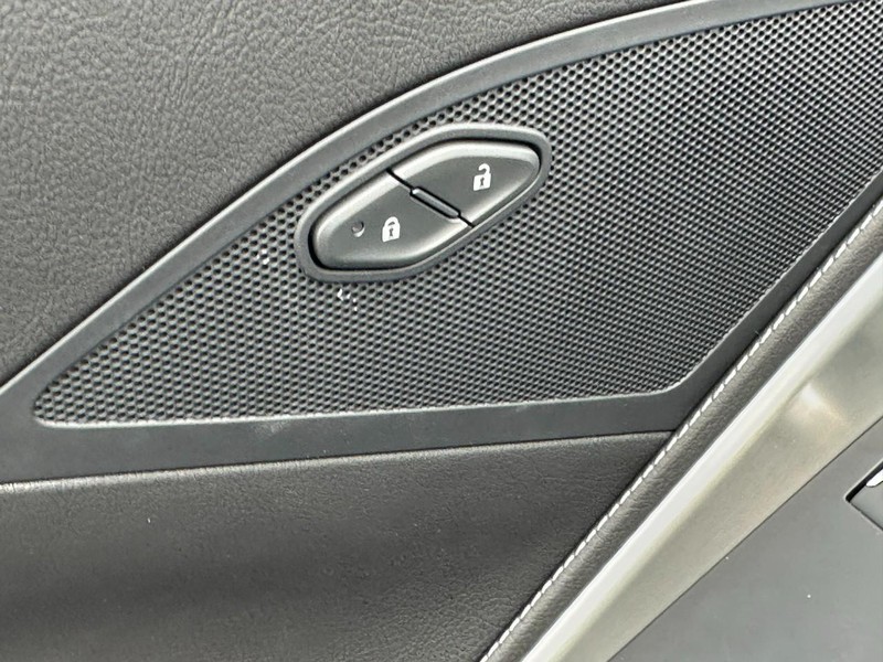 Chevrolet Corvette Vehicle Full-screen Gallery Image 12