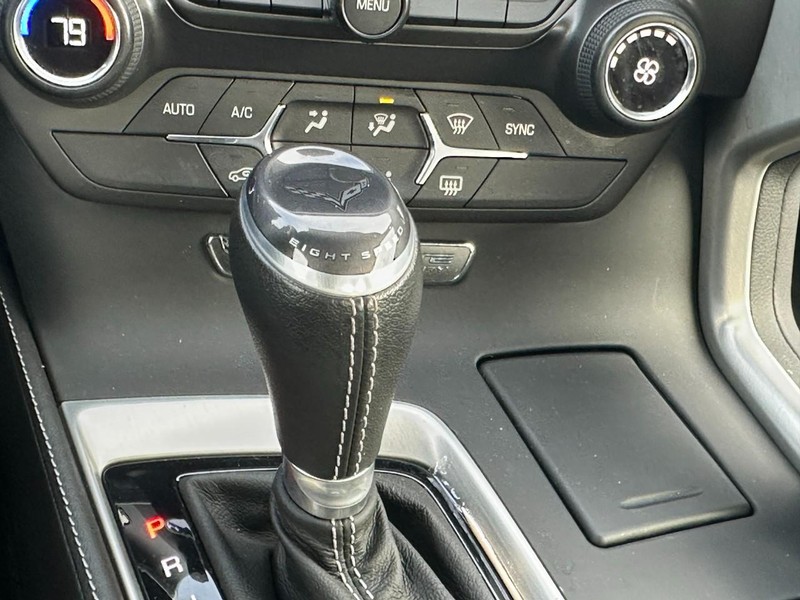 Chevrolet Corvette Vehicle Full-screen Gallery Image 19