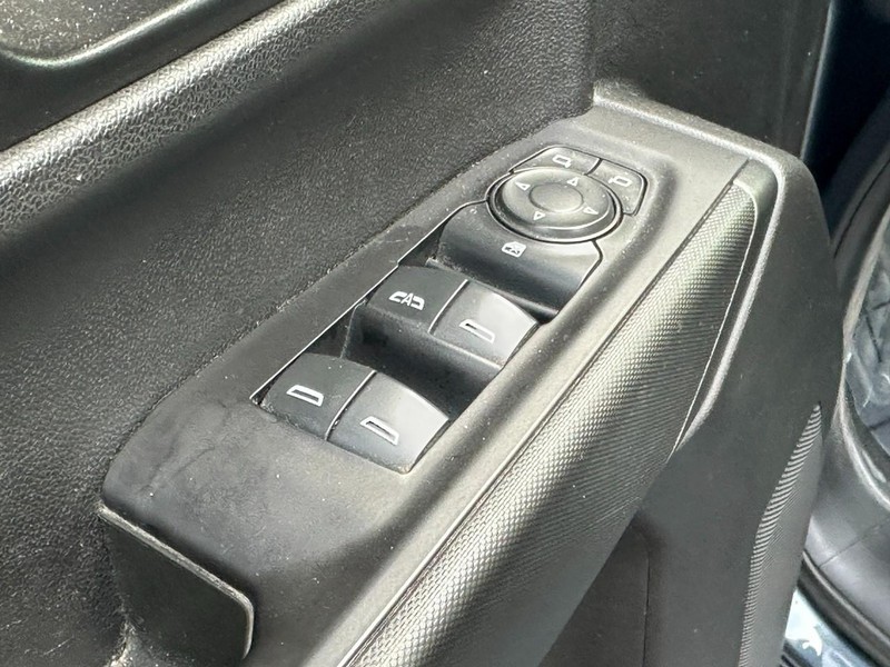 Chevrolet Silverado 1500 Vehicle Full-screen Gallery Image 16