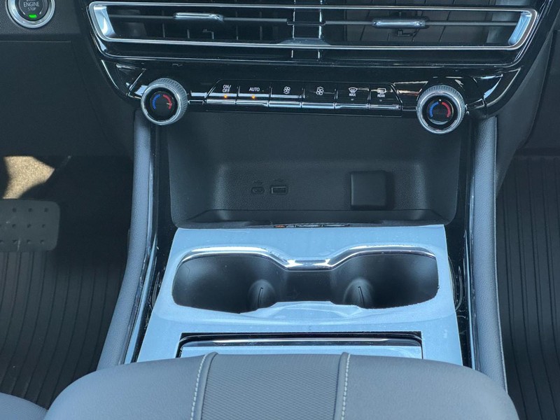 Chevrolet Traverse Vehicle Image 11