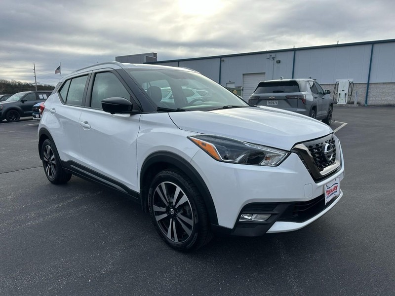 Nissan Kicks Vehicle Image 02