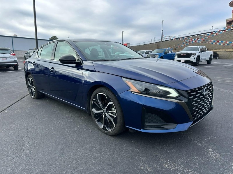 Nissan Altima Vehicle Image 02