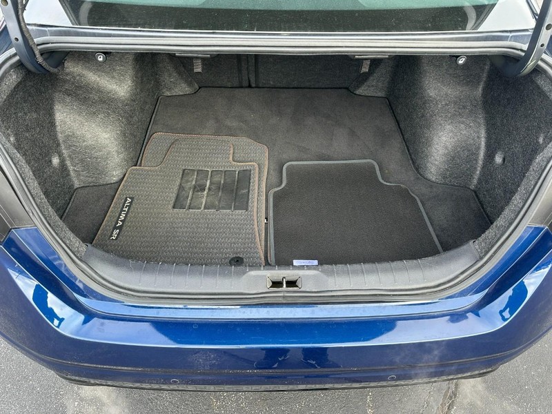 Nissan Altima Vehicle Image 05