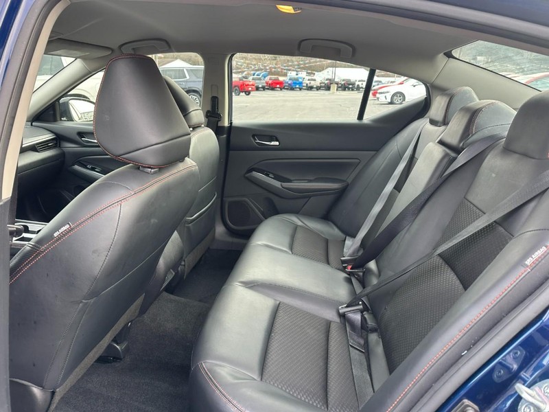 Nissan Altima Vehicle Image 10