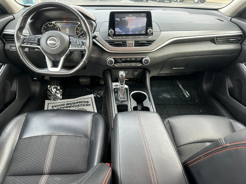 Nissan Altima Vehicle Image 11