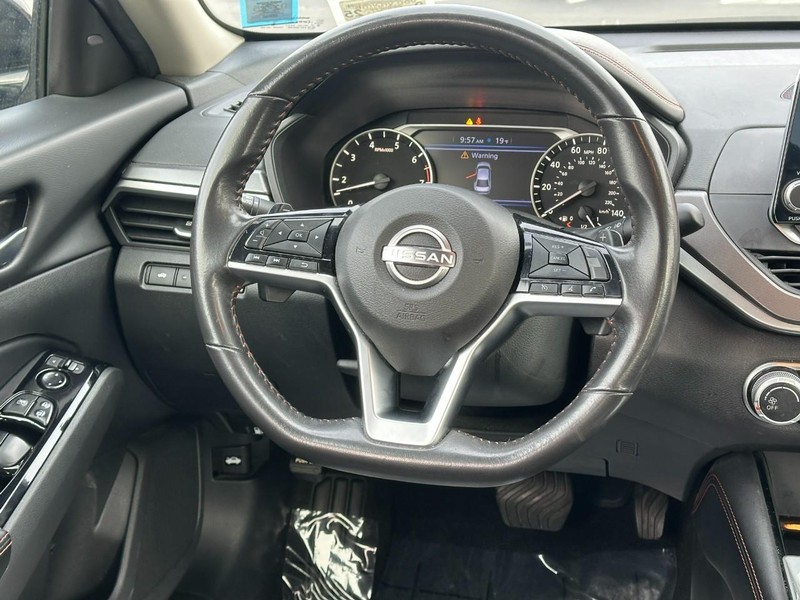 Nissan Altima Vehicle Image 12