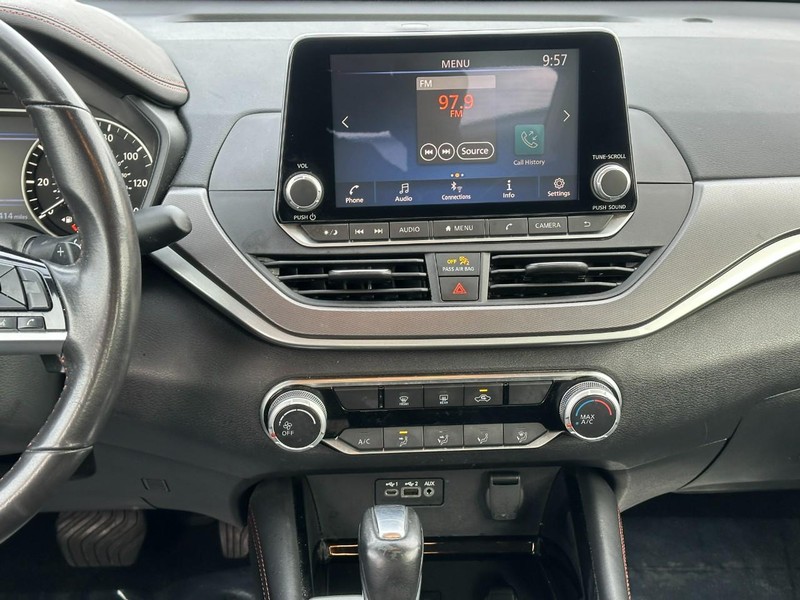 Nissan Altima Vehicle Image 13