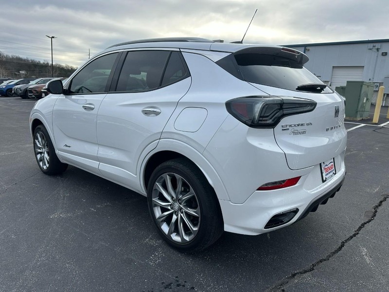 Buick Encore GX Vehicle Full-screen Gallery Image 06