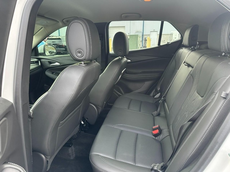 Buick Encore GX Vehicle Full-screen Gallery Image 10