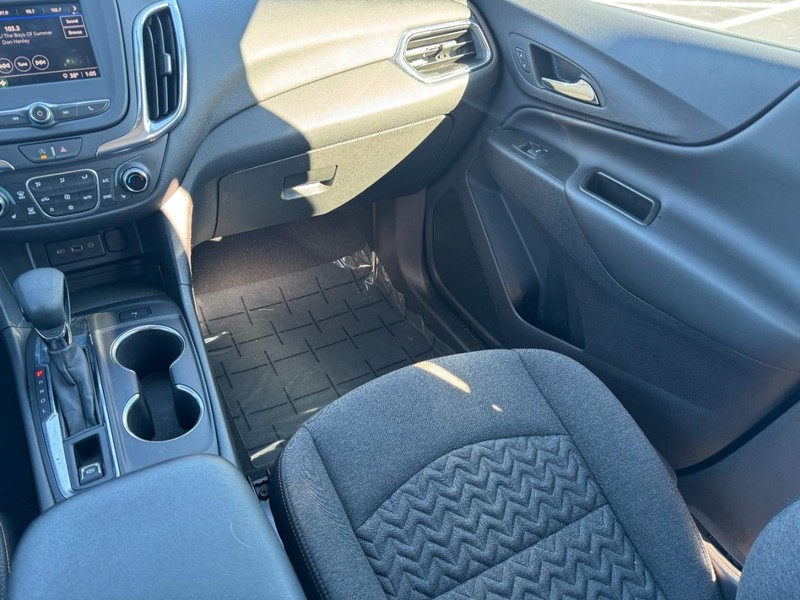 Chevrolet Equinox Vehicle Image 15