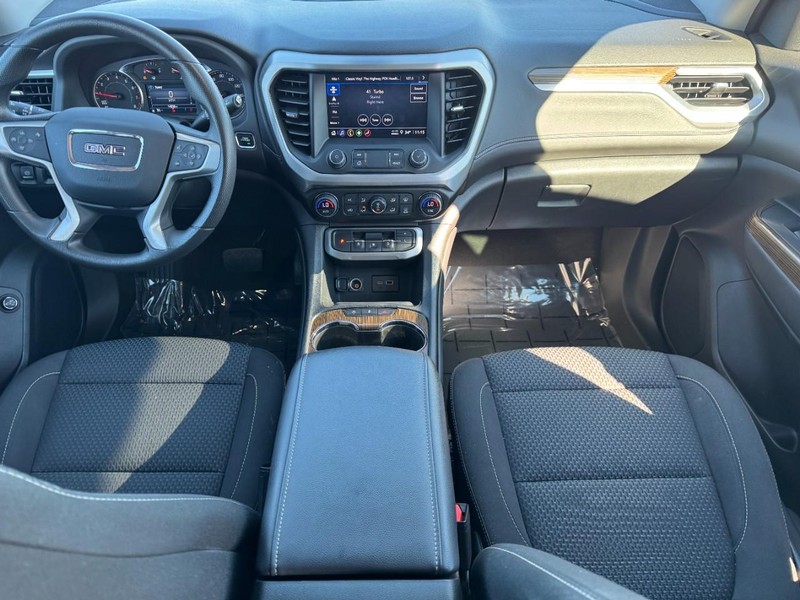 GMC Acadia Vehicle Image 10