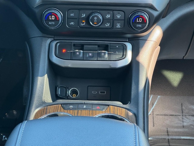 GMC Acadia Vehicle Image 13