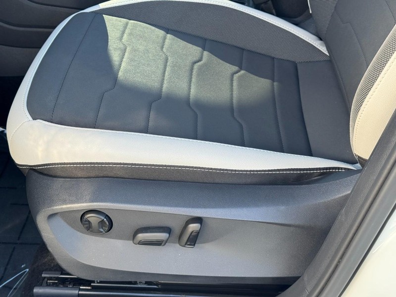 Volkswagen Taos Vehicle Image 25