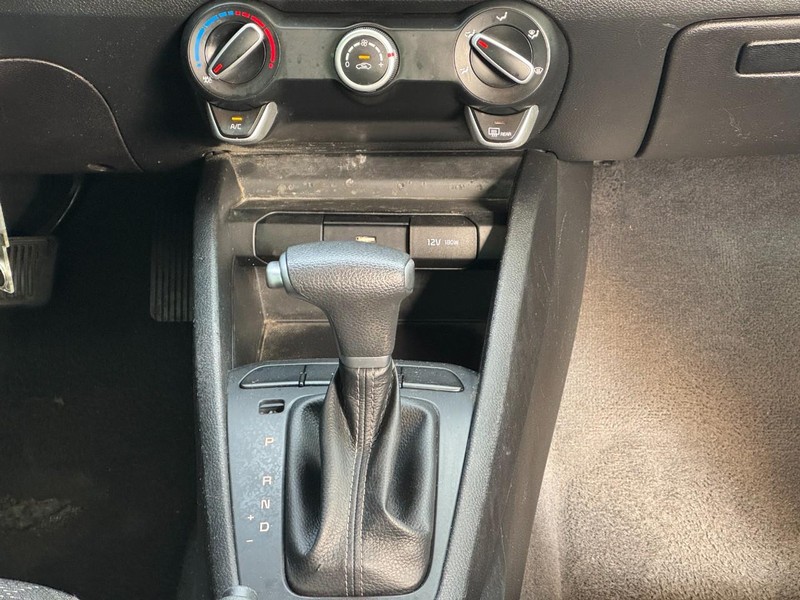 Kia Rio Vehicle Image 13