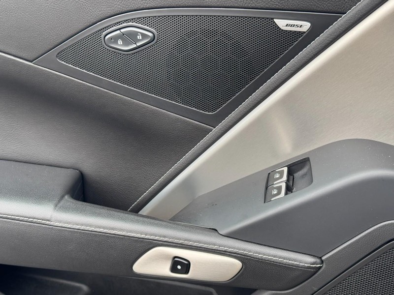 Chevrolet Corvette Vehicle Full-screen Gallery Image 18