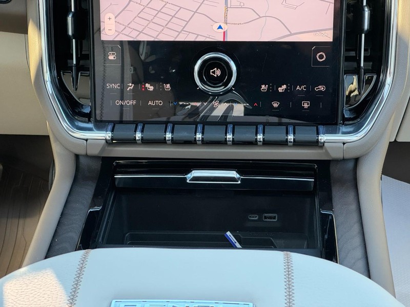 GMC Yukon XL Vehicle Image 11