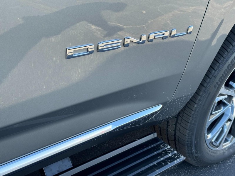 GMC Yukon XL Vehicle Image 13