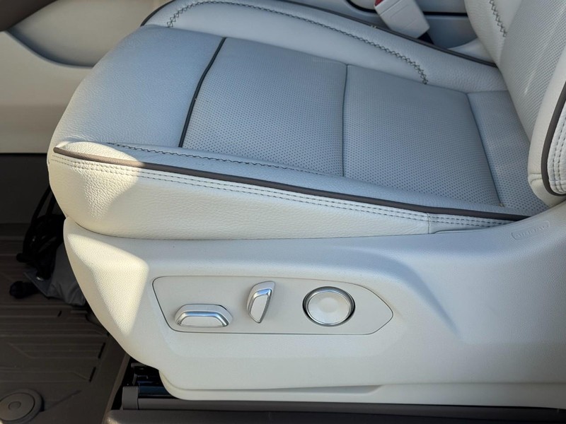 GMC Yukon XL Vehicle Image 17