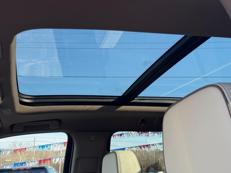 GMC Yukon XL Vehicle Image 18