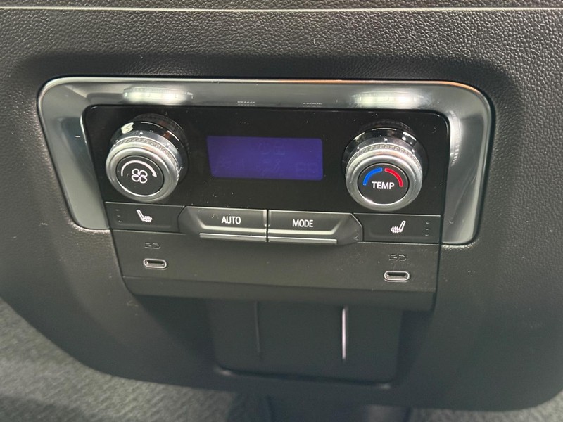 GMC Yukon Vehicle Image 09