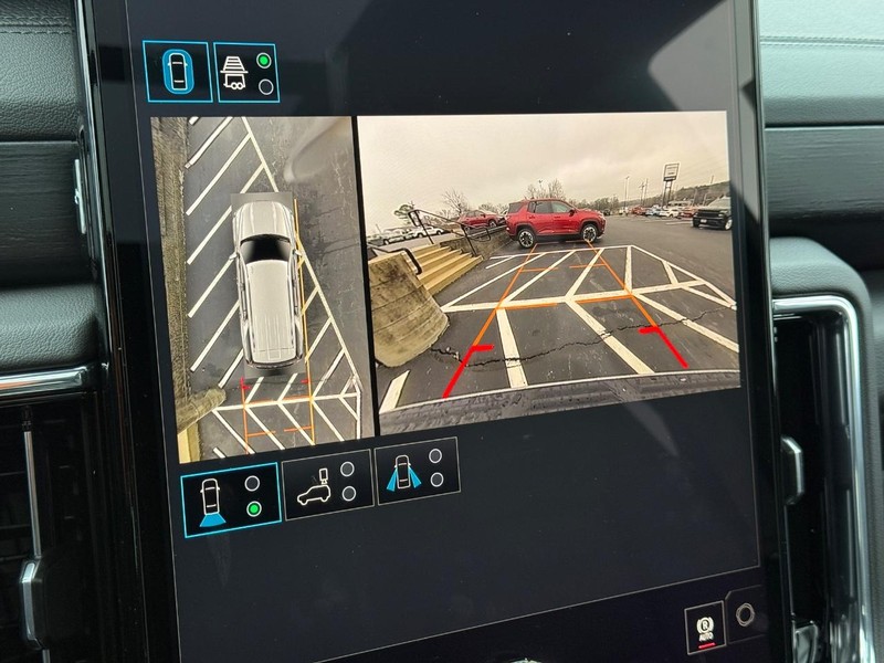 GMC Yukon Vehicle Image 16