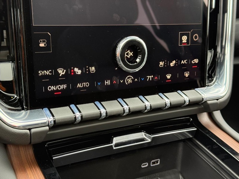 GMC Yukon Vehicle Image 17