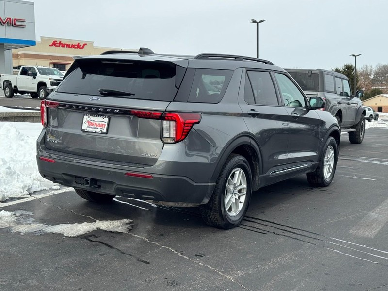 Ford Explorer Vehicle Image 03