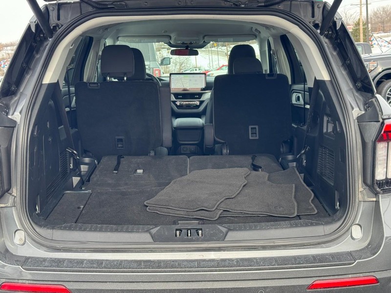 Ford Explorer Vehicle Image 04