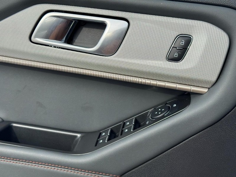 Ford Explorer Vehicle Image 23