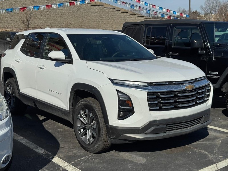 Chevrolet Equinox Vehicle Image 02