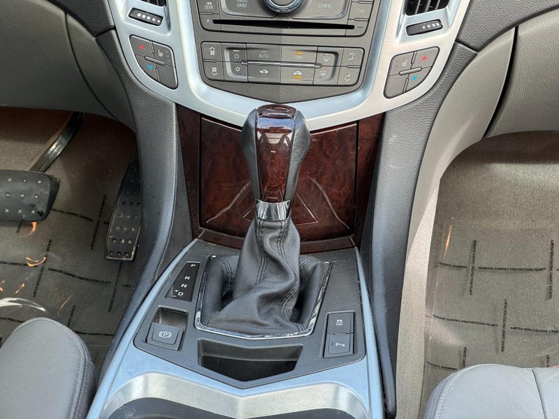 Cadillac SRX Vehicle Full-screen Gallery Image 14