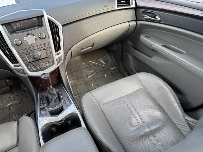 Cadillac SRX Vehicle Full-screen Gallery Image 15