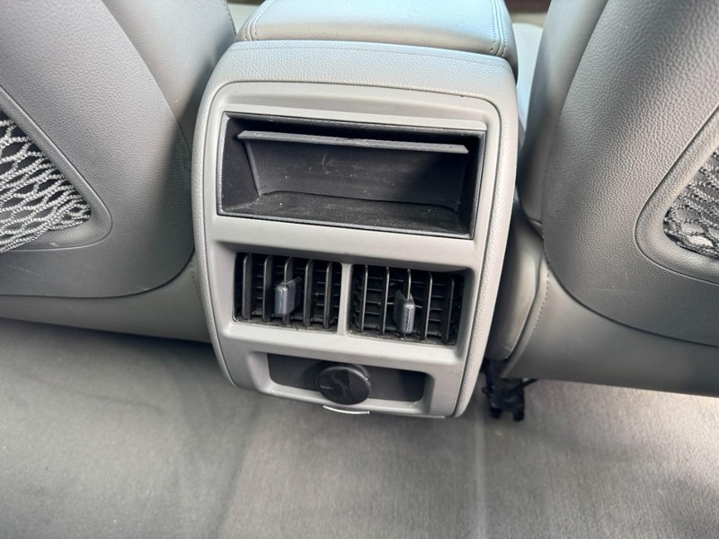 Cadillac SRX Vehicle Full-screen Gallery Image 16