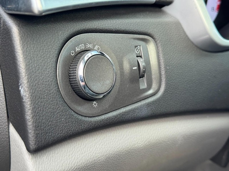 Cadillac SRX Vehicle Full-screen Gallery Image 17