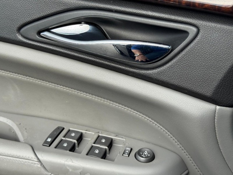 Cadillac SRX Vehicle Full-screen Gallery Image 21