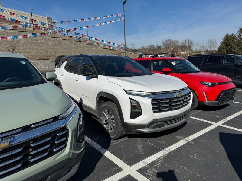 Chevrolet Equinox Vehicle Image 02